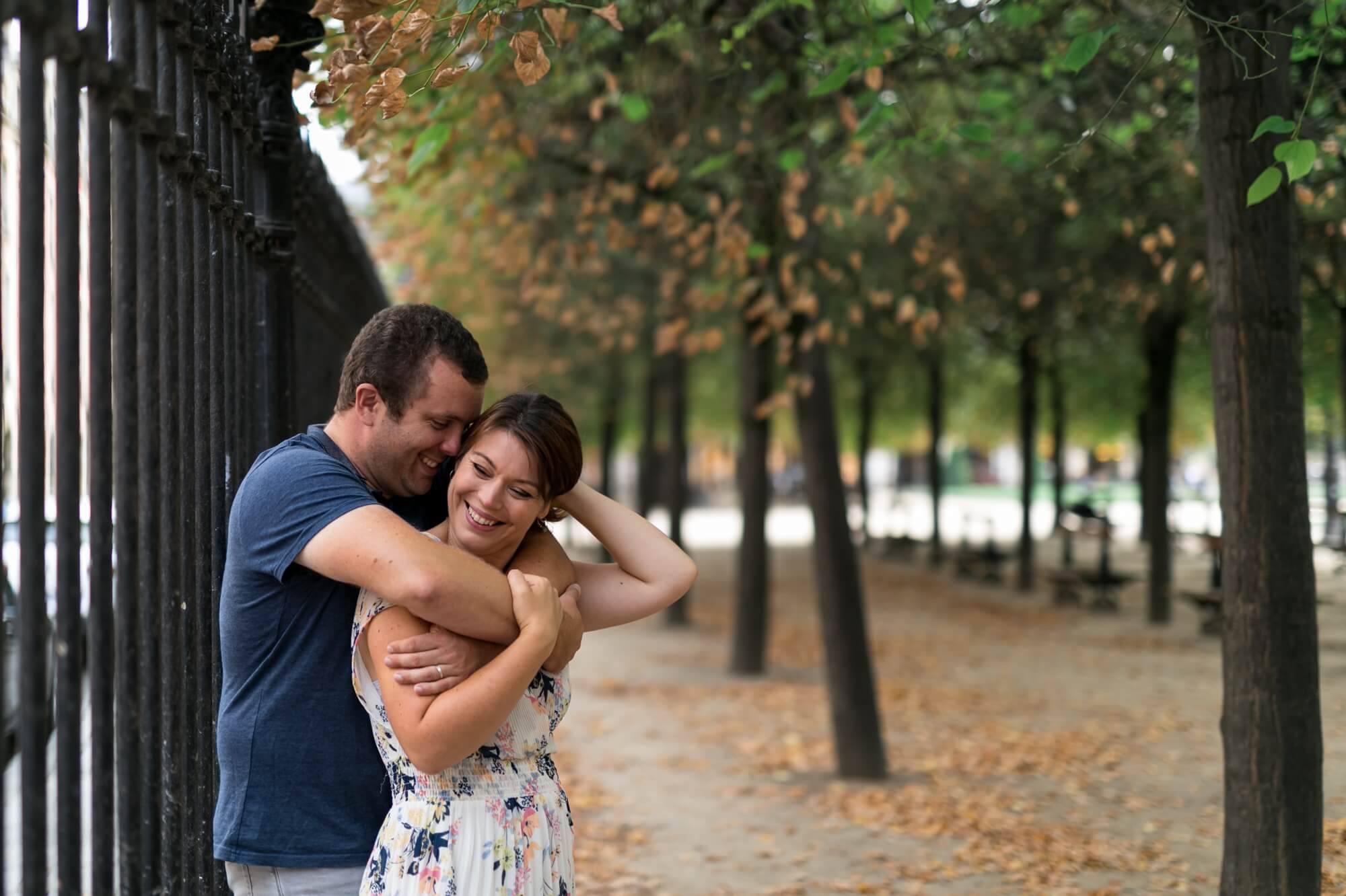 une séance couple dans les rues de Paris : Sophie & Glen