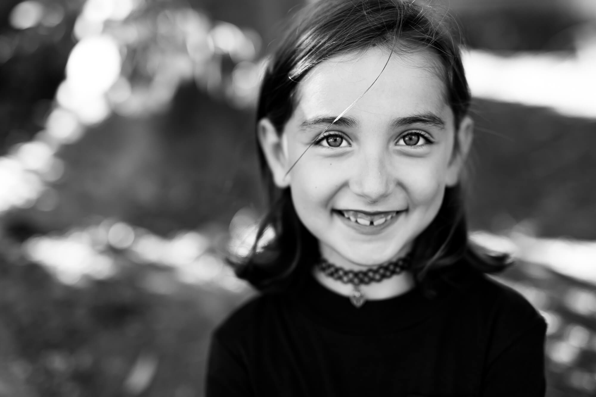 portrait d'enfant en noir et blanc