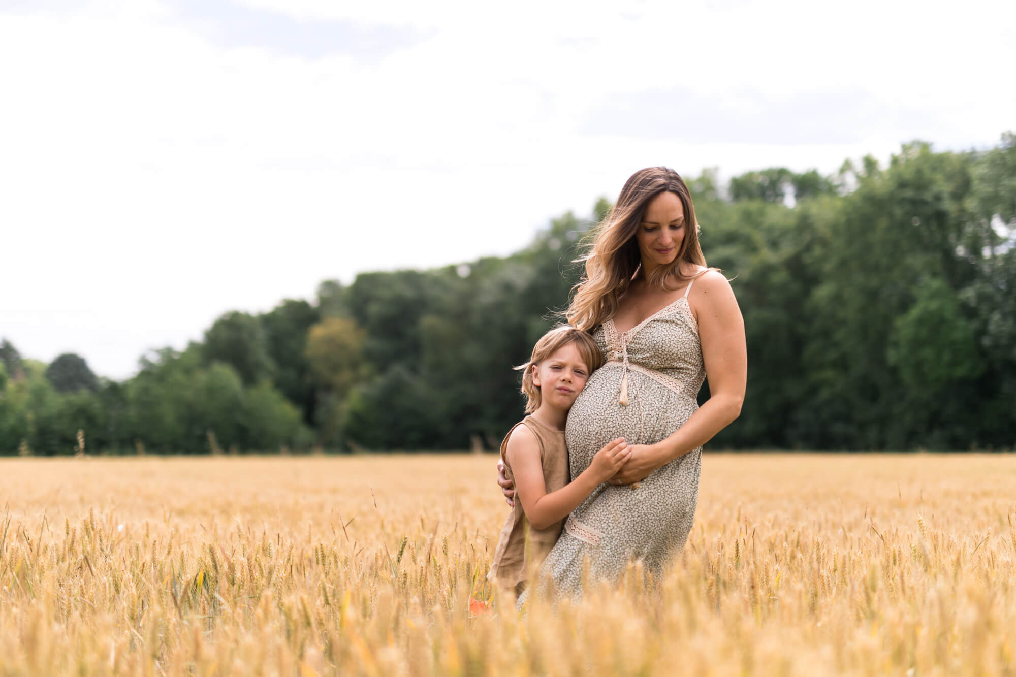 séance photo grossesse en famille dans les champs de blés